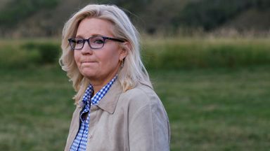 La candidata republicana, la representante estadounidense Liz Cheney, observa durante la noche de su elección primaria en Jackson, Wyoming, EE. UU., el 16 de agosto de 2022. REUTERS/David Stubbs